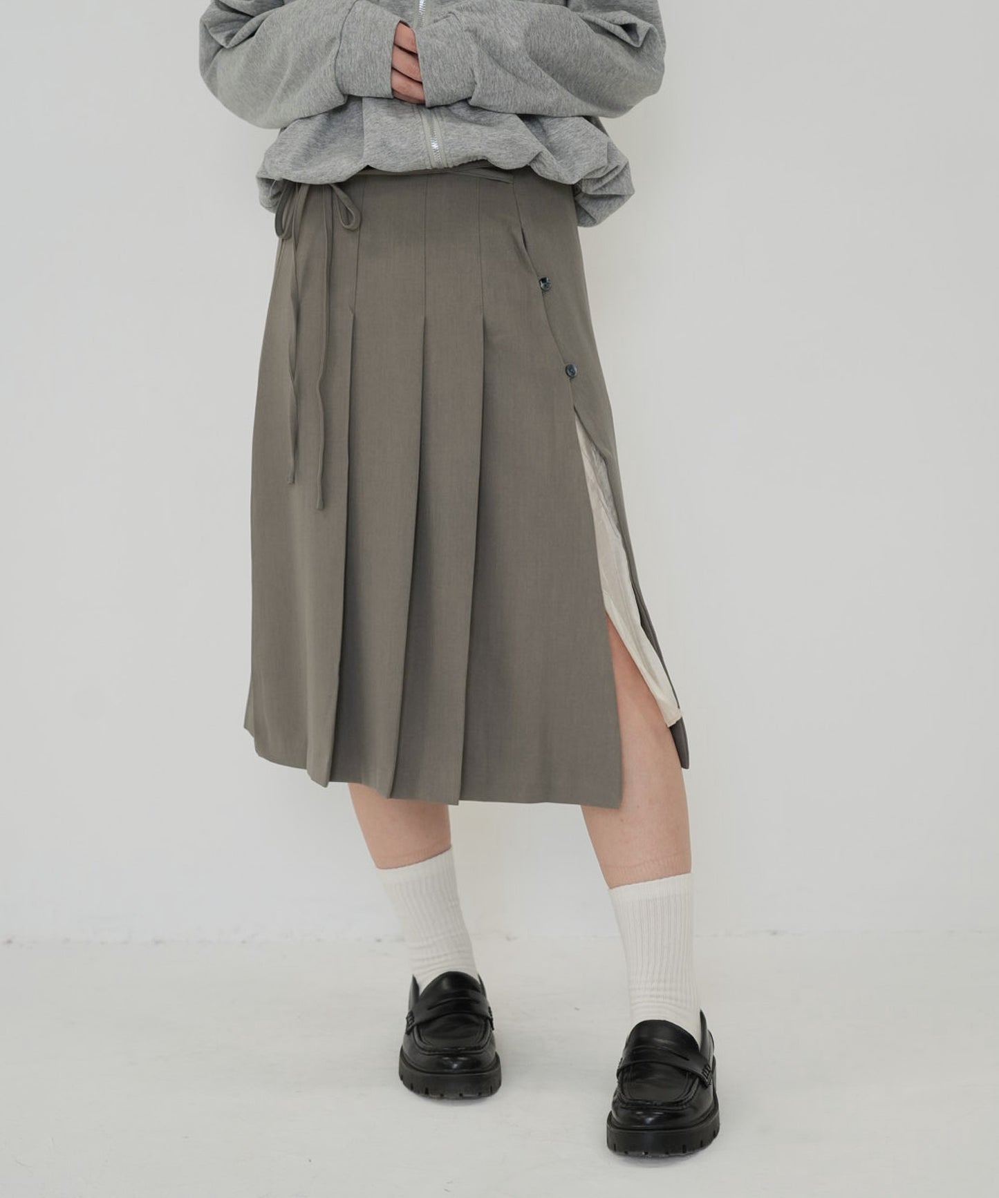 tie pleated skirt